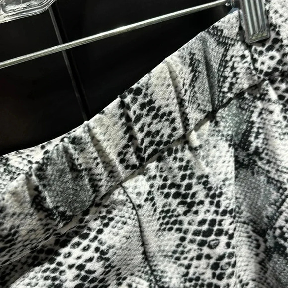 SOHO Apparel Wide leg, crop,snake skin print elastic waist w/tie, pockets,summer - Picture 6 of 11